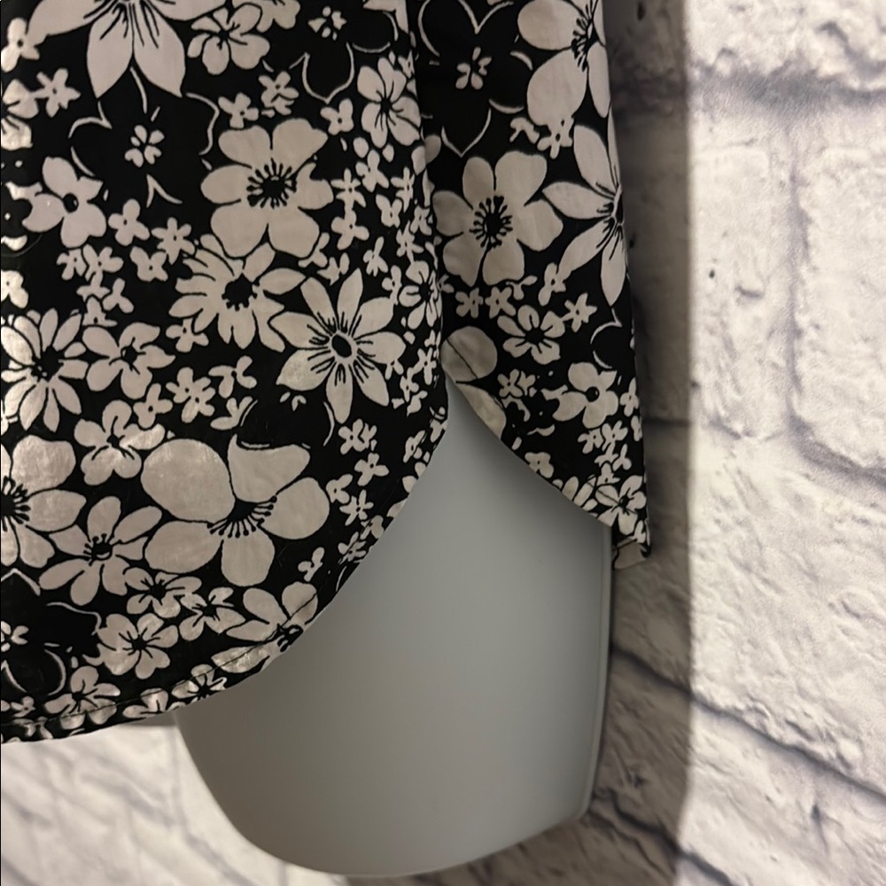 Talbots Petite Black and White Puff Sleeve Floral Blouse Size Medium Petite - Picture 4 of 10